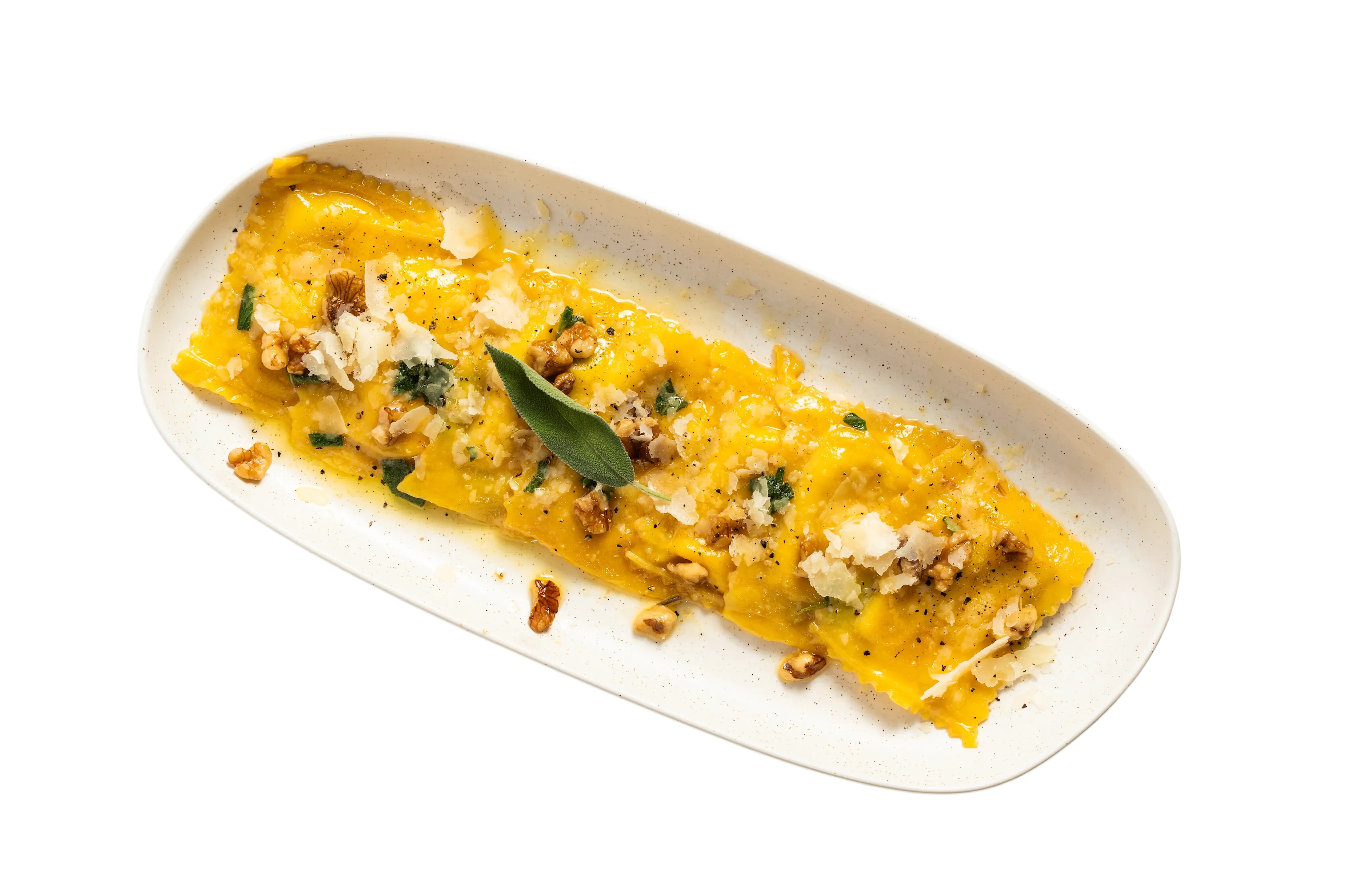 Handgemachte Ricotta-Ravioli in Salbeibutter mit Walnüssen