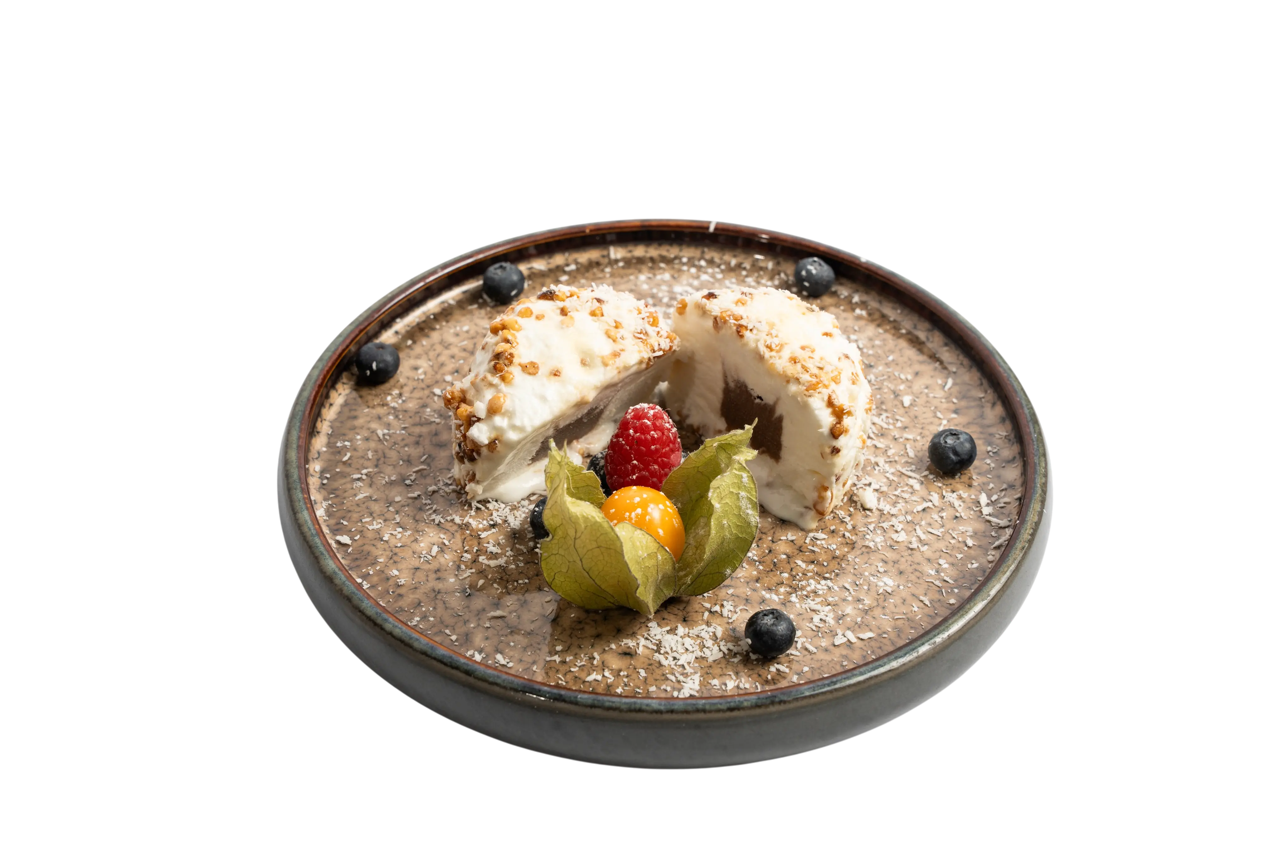 Weißer Kokos-Trüffel mit Haselnusskern und Beeren